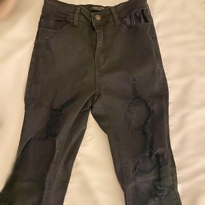 Skinny jeans with rips